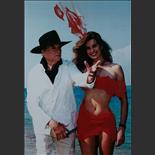 1995. Avec sa compagne Mildred à Saint-Tropez, petite séance de couture sur le vif. 