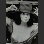 1982. Dans l'atelier d'Orgerus, le modèle Petra Axelson porte une robe "couture" façon Corbassière. 