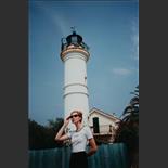 1999. Sa compagne et modèle Breyne devant l'ancien atelier du phare de l'Ilette au cap d'Antibes en 1961. 